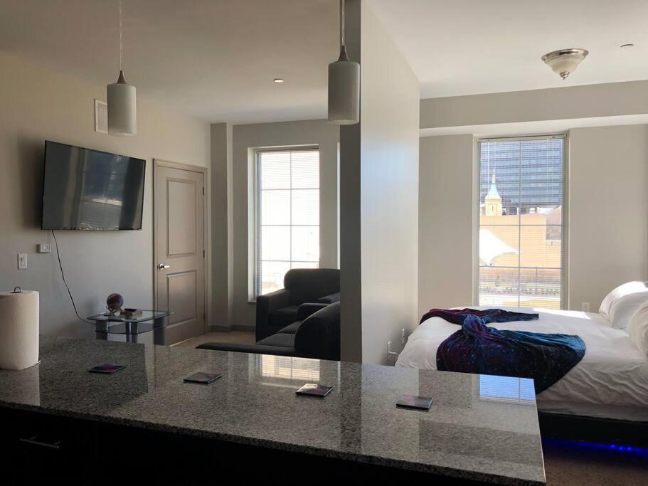 King Size Studio In Heart Of Downtown Columbus Bagian luar foto
